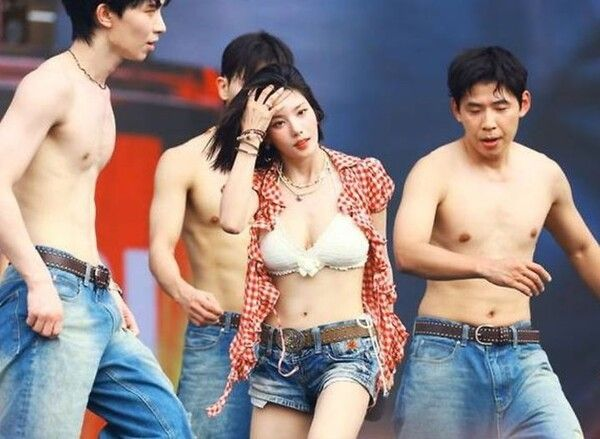 '워터밤 400만뷰' 권은비 "욕조에서 물 맞으며…"