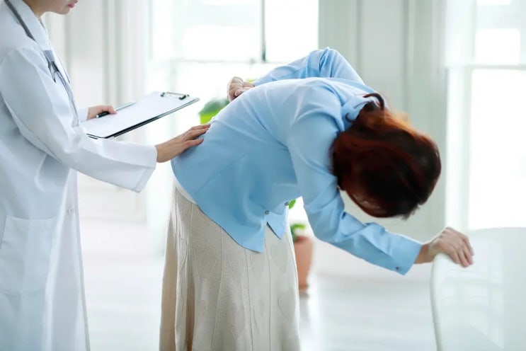 “꼬부랑 할머니 될 뻔했는데”…한국인 괴롭히는 허리병