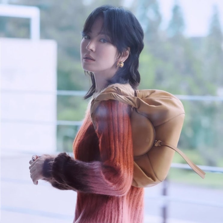  송혜교가 픽한 그 가방, 요즘 핫한 신상 펜디 스파이백