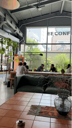  부산 전포 탁트인 공간에 푸릇한 감성 카페 “비콩피”