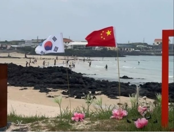 제주 우도 해변에 설치된 중국 <b>오성홍기</b>, <b>논란</b> 끝에 철거