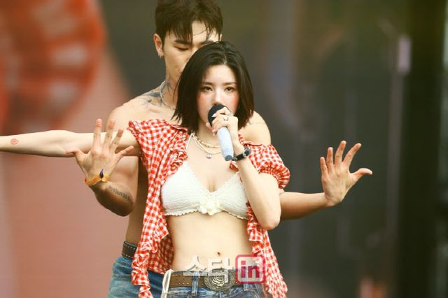 권은비 "욕조에서 물 맞으며 '워터밤' 무대 연습"