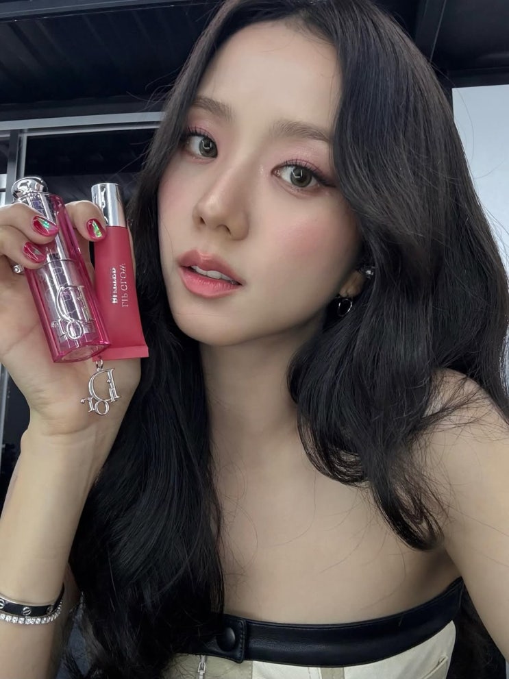  디올 여신이라는 애칭이 딱인 여자 연예인들도 따라하고픈 패션을 보여준 블랙핑크 지수와 함께한 립스틱