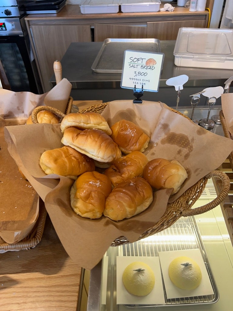 Just drink a beverage at the famous AVEK CHERI Salt Bread café in Hannam-dong, Seoul. 12