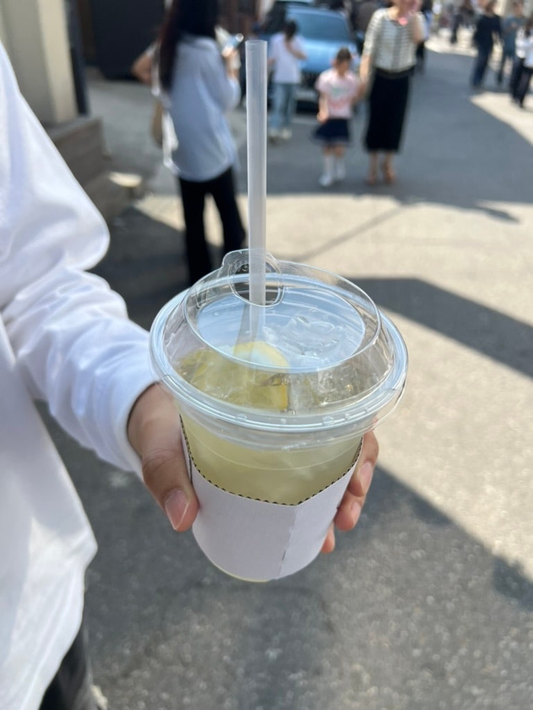 Just drink a beverage at the famous AVEK CHERI Salt Bread café in Hannam-dong, Seoul. 22