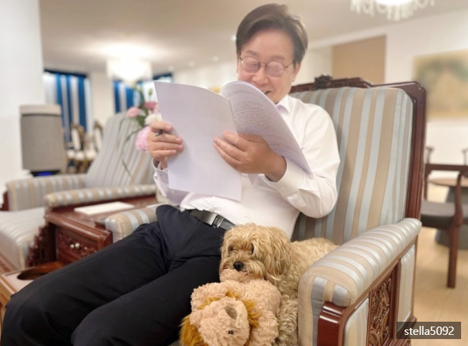 김혜경 여사만 따라다닌다 <b>반려견 바비</b>