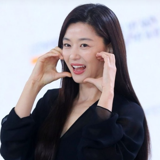  이게 40대 미모 맞아? 전지현 블랙 원피스 자태 감탄스러워!