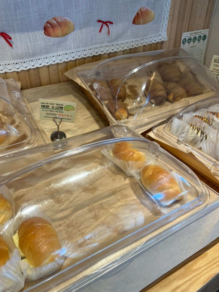 Just drink a beverage at the famous AVEK CHERI Salt Bread café in Hannam-dong, Seoul. 18