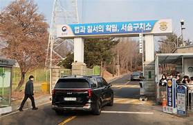 <b>윤석열 강제구인</b> 거부, 고무호스 들고 들어가야?