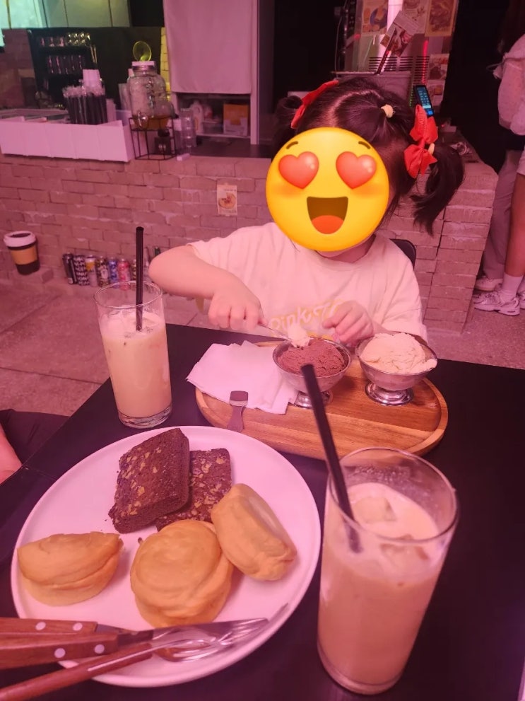 월곡역 카페 추천,화랑역 3번 출구, 감성 가득한 지하 카페 탐방기아이스라떼 2잔과 수제 아이스크림, 디저트의 완벽한 조화