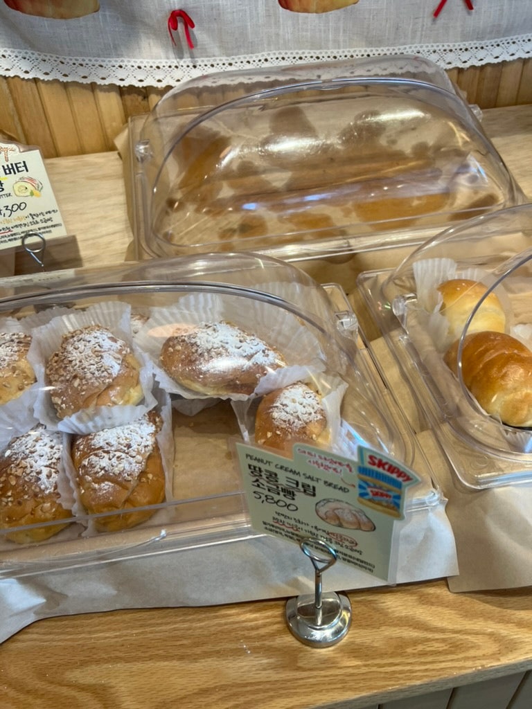 Just drink a beverage at the famous AVEK CHERI Salt Bread café in Hannam-dong, Seoul. 17