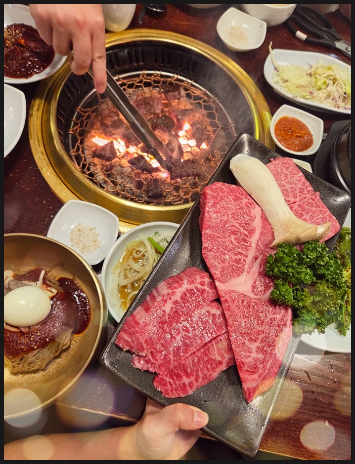 숯불 위에서 맛있게 익어가는 신당동고기집 태백산맥