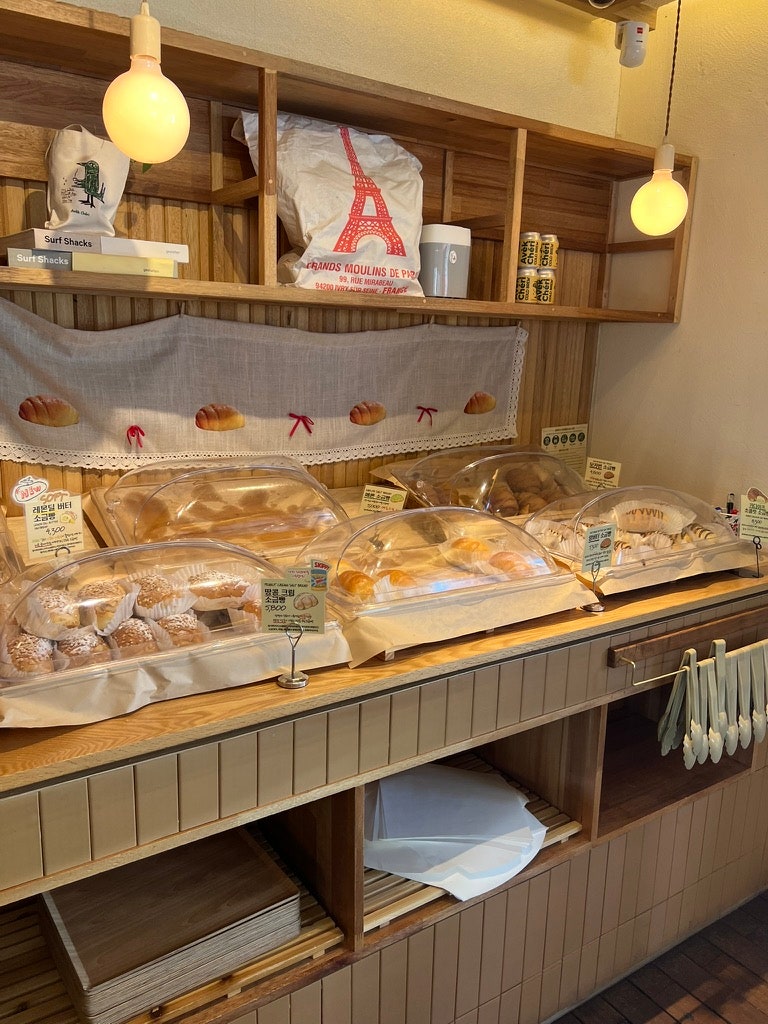 Just drink a beverage at the famous AVEK CHERI Salt Bread café in Hannam-dong, Seoul. 9