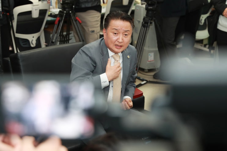 김영환 충북지사, 반복되는 부적절한 술자리 파문