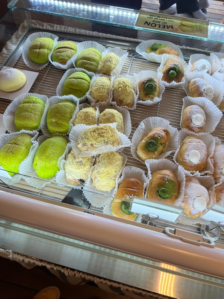 Just drink a beverage at the famous AVEK CHERI Salt Bread café in Hannam-dong, Seoul. 8