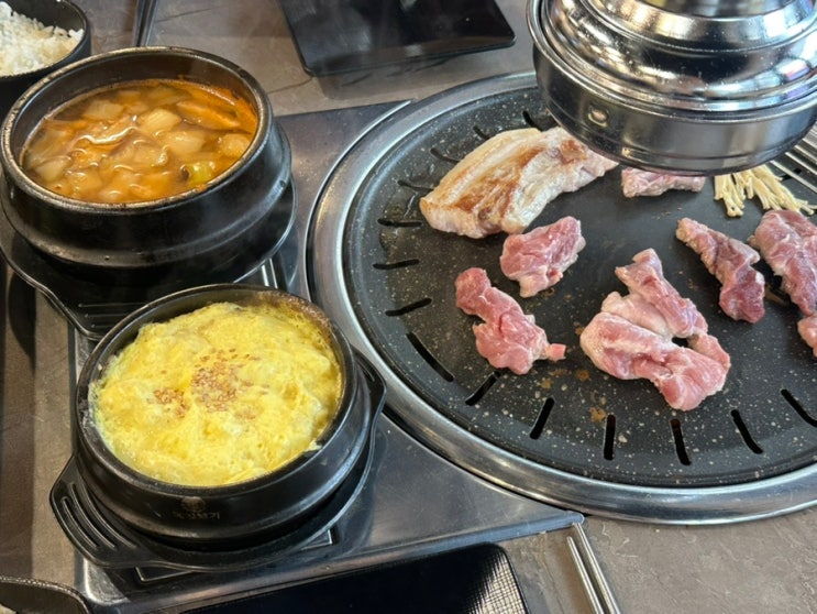  홍대입구역맛집 ‘오일내 홍대점’ – 한판세트부터 1,900원 술까지, 고기 먹을 이유 충분한 곳!