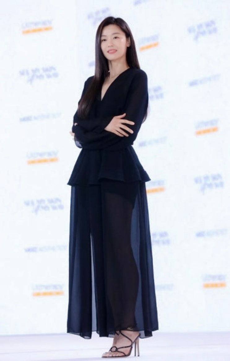  우아함 그 자체, 전지현 블랙원피스 근황 공개