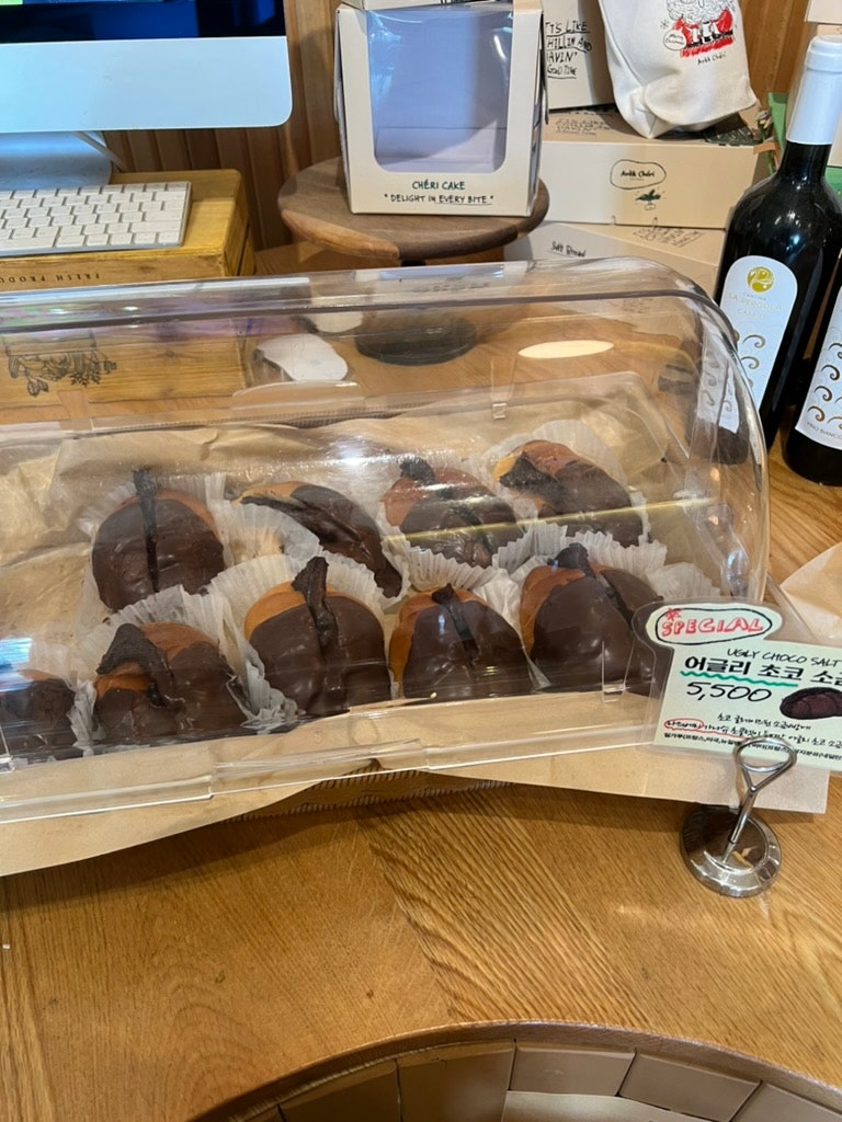 Just drink a beverage at the famous AVEK CHERI Salt Bread café in Hannam-dong, Seoul. 15