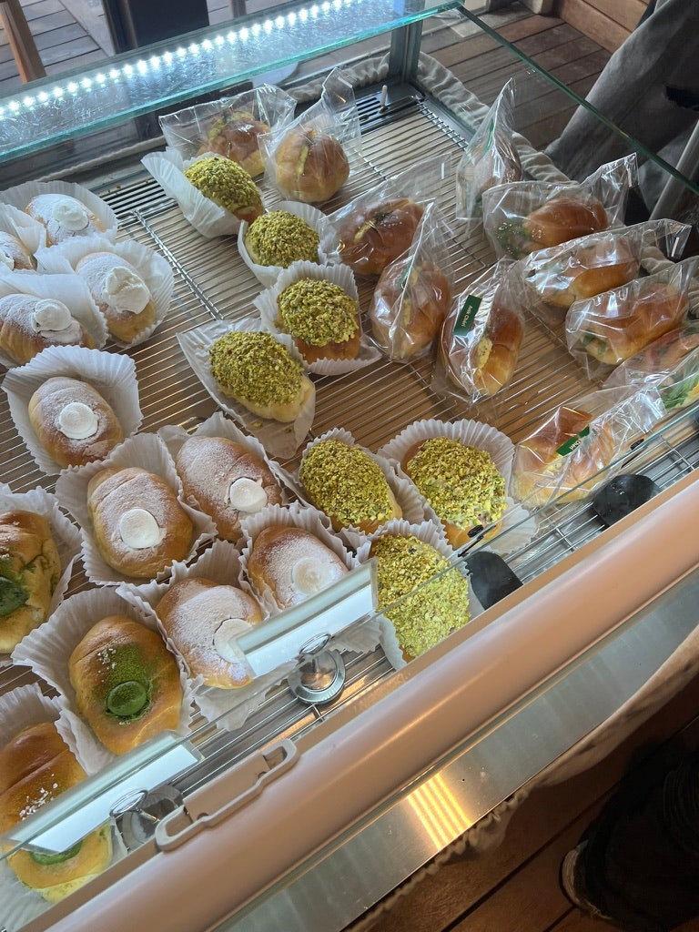 Just drink a beverage at the famous AVEK CHERI Salt Bread café in Hannam-dong, Seoul. 7