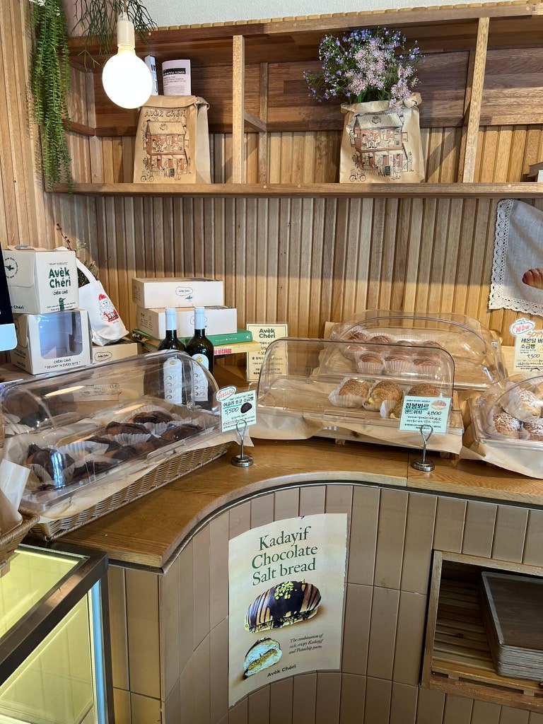 Just drink a beverage at the famous AVEK CHERI Salt Bread café in Hannam-dong, Seoul. 10