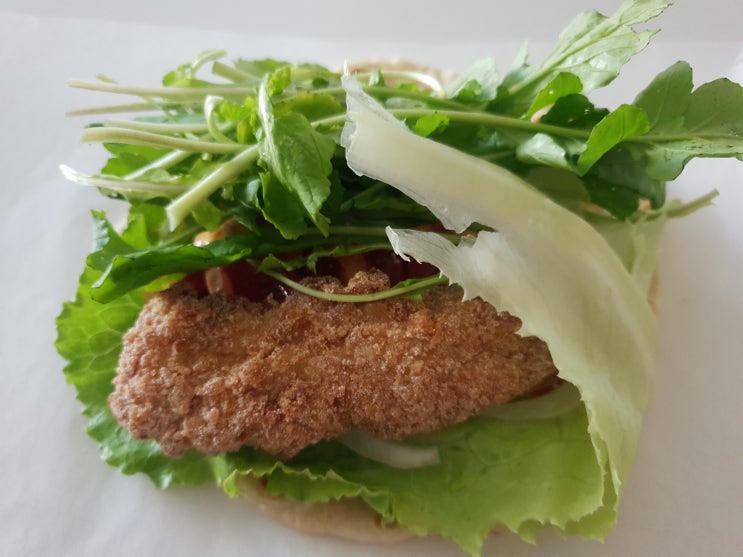  플랫 브레드 치킨텐더 랩 샌드위치