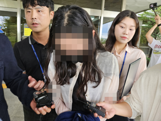 한밤중 학교 침입해 시험지 훔친 엄마, 기간제교사 구속! 딸은 결국 퇴학 처리
