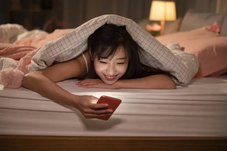 ‘잠자리 스마트폰’ 버릇 못 고치더니…눈, 뇌, 체중에 변화가?