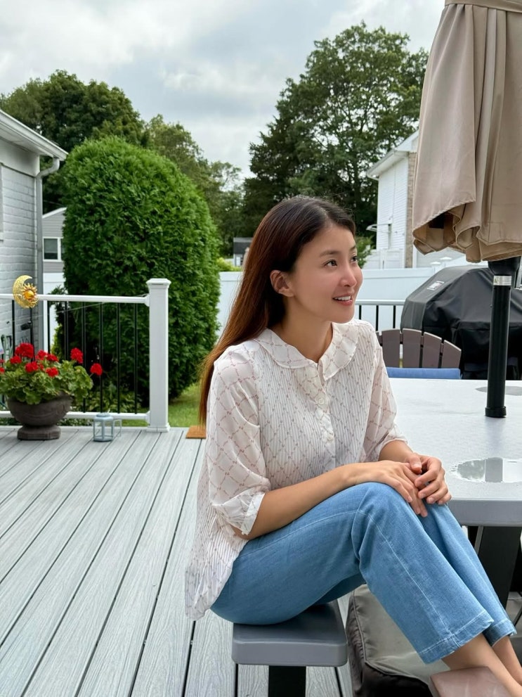  40대 여성들의 패션 답안지로 사랑받는 이시영의 여름 데일리룩 코디는 PAT 체크 반팔 블라우스