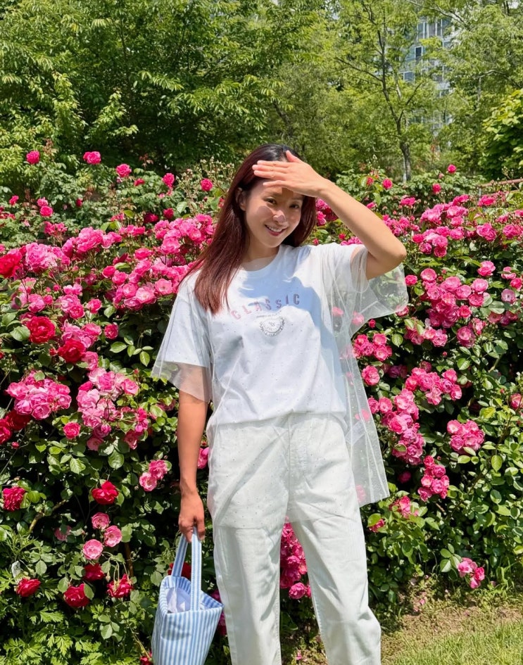  올 여름에 편하게 입기 좋은 패션으로 이시영의 OOTD와 함께한 PAT 레터링 반팔 티셔츠 코디