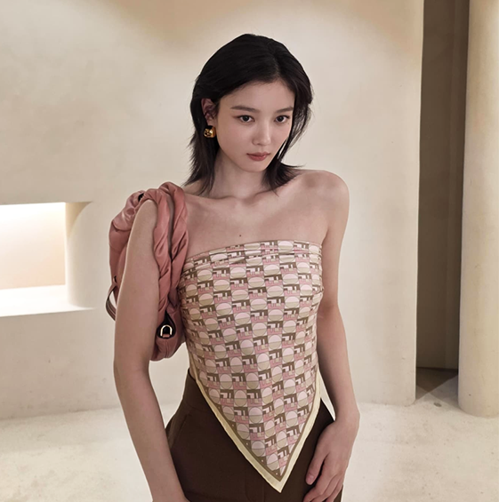  김유정 올여름 코디 트렌드 스카프탑 패션