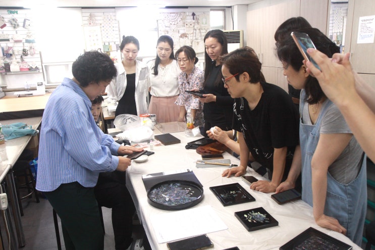  ‘전통을 새롭게 입히다’ 한국문화센터 세미나 나전칠기 자개 체험, 그 빛을 잇는 손길