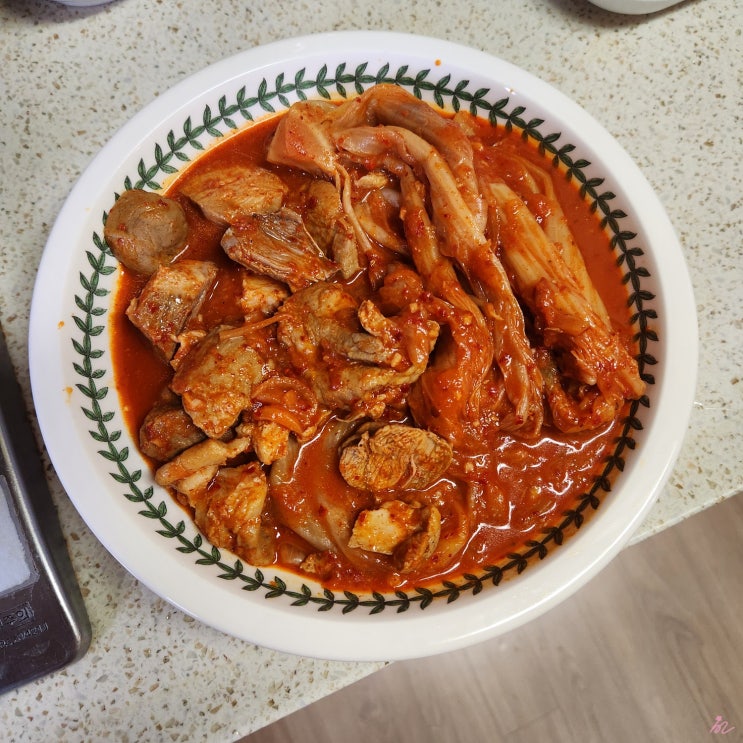  묵은지와 국내산 돼지고기로 만든 혜화도담 김치찜 밀키트 후기