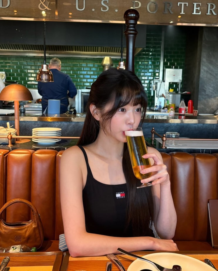  시원한 맥주와 함께 장원영의 여름 코디로 함께한 타미힐피거 민소매 끈 나시 블랙 원피스 코디 추천
