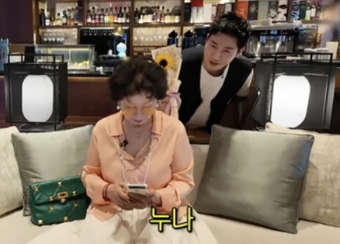 “이 누나 뭐야?” <b>선우용여</b>, 35살 연하남과 ‘현실 썸’ 찍었다!