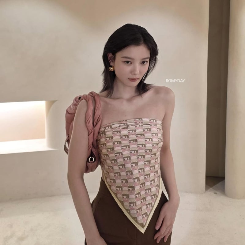 어깨 쇄골 돋보적..! 단발로 변신한 김유정 펜디 스카프 코디