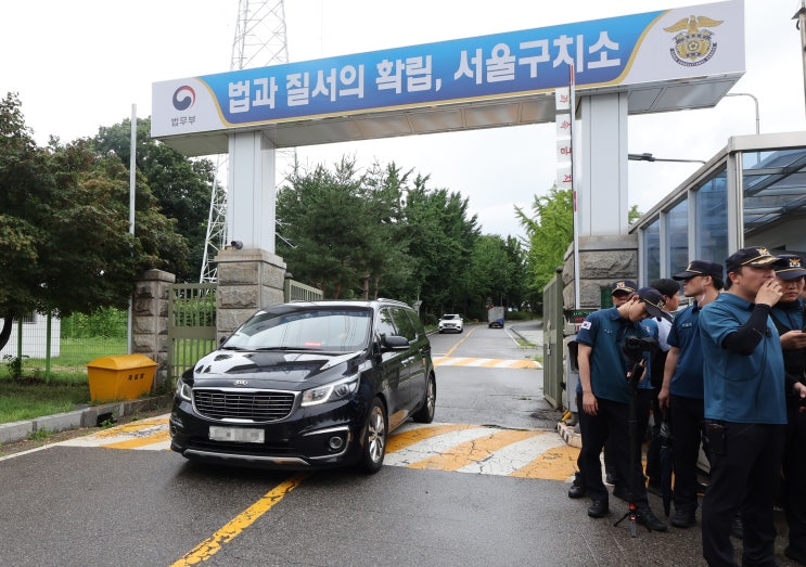 <b>윤석열</b>, 현실 외면한 채 ‘모스 탄 접견’ 시도…<b>구속적부심</b>도... 