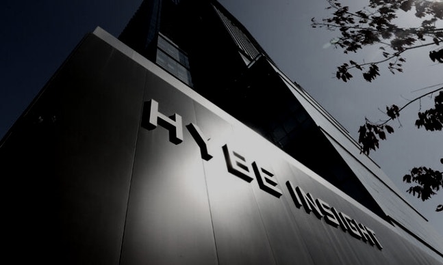  하이브가 민희진 전 대표에게 제기한 배임 고발은 혐의 없음 불송치 - 하이브는 검찰에 이의신청 접수 / 팬들이 돈줄? - 888만원 음악 페스티벌 티켓 논란, 주최사측 판매중단