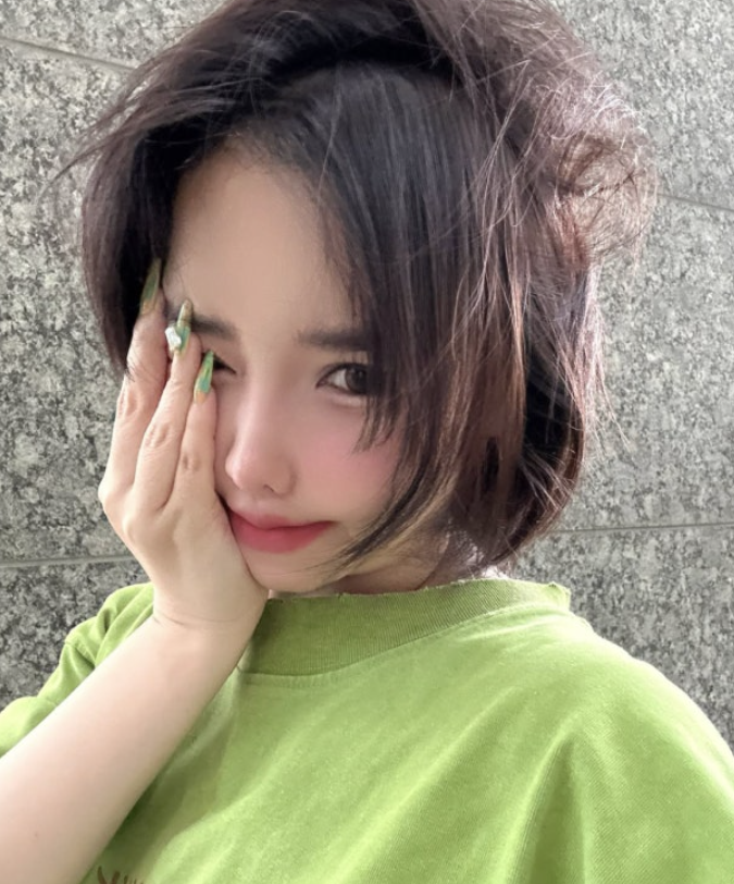  산발+부은 얼굴도 러블리한 박봄, “굿모닝” 하나로 팬심 저격한 이유