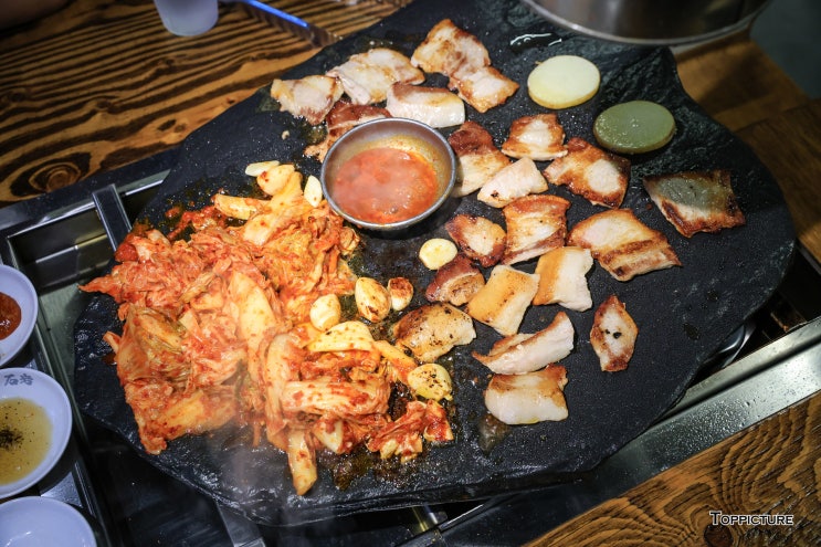  사당역 맛집 돌판에서 굽는 방배 삼겹살 <석암생소금구이>