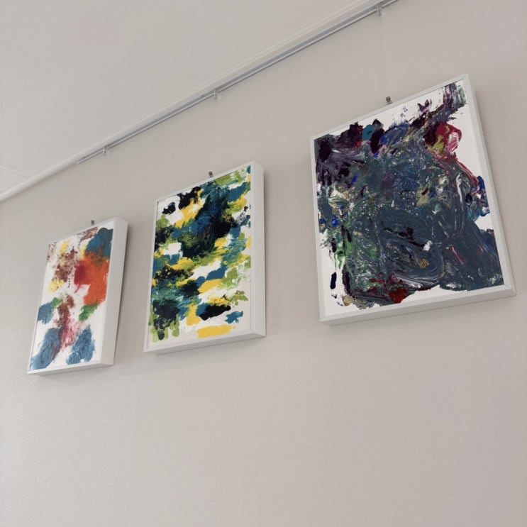  아이의 그림, 액자에 걸어 놨더니 부엌이 작은 갤러리가 됐어요 :)
