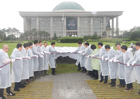 <b>우원식 국회의장</b>, <b>국회</b> 상징물 조성하고 ‘<b>국회</b> 타임캡슐’ 매설