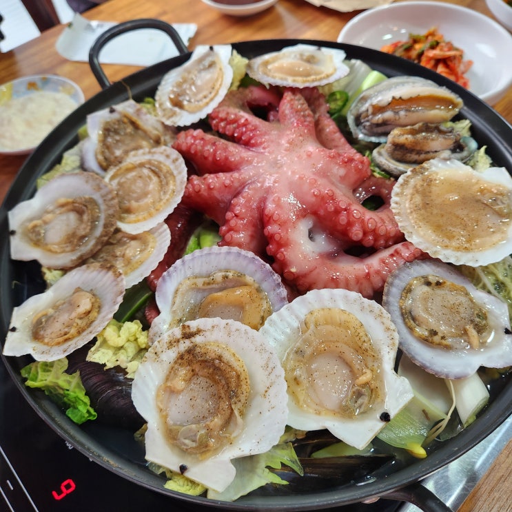  중랑역칼국수맛집 푸짐한 해산물과 함께 즐기는 '동해통문어칼국수'