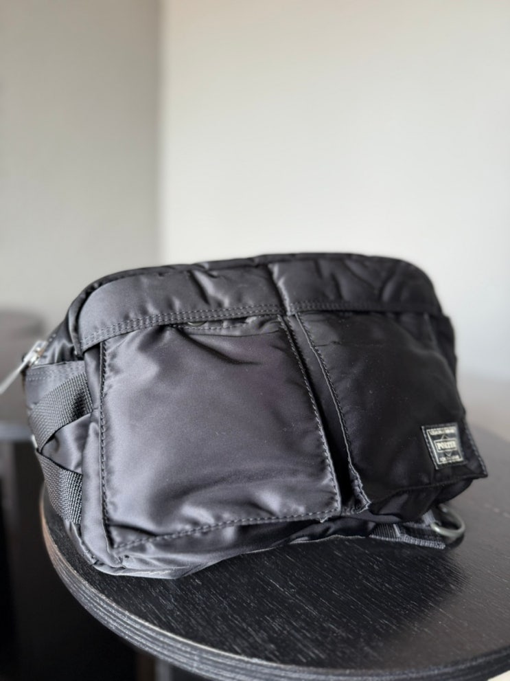  포터 탱커 힙색 후기｜TANKER HIP BAG 블랙 – 작지만 강한 수납과 크로스백 활용까지