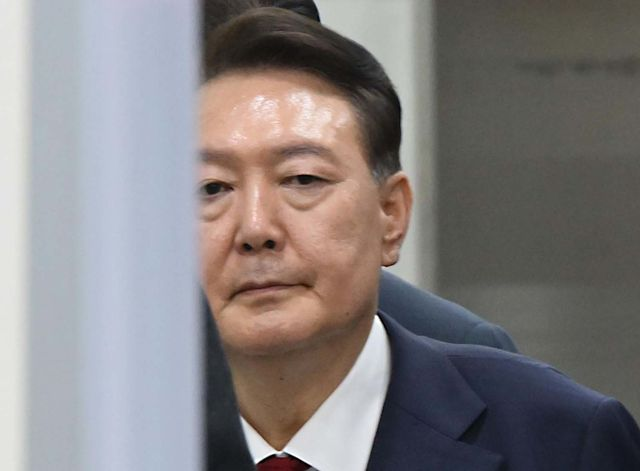  “윤석열 전 대통령, 건강 악화로 계단 오르는 것도 힘들어해”
