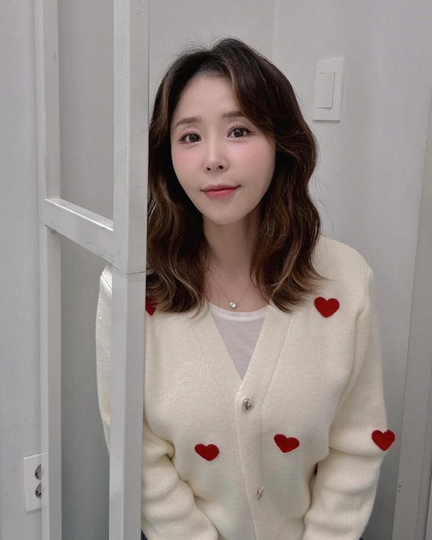 [이슈] <b>신지</b>, 예비 남편 논란 후 첫 무대.. <b>공황장애</b> 약 먹고... 