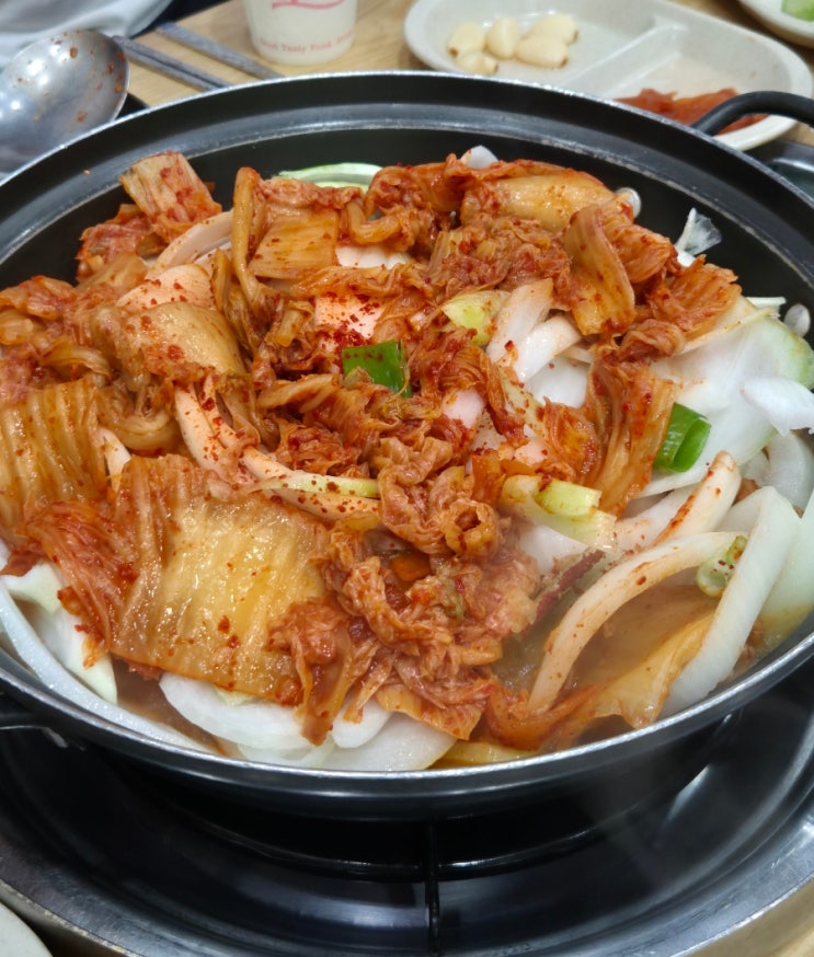  [광명 소하동 맛집] '돼지집' | 통돼지 김치 두루치기 & 라면사리 추천!