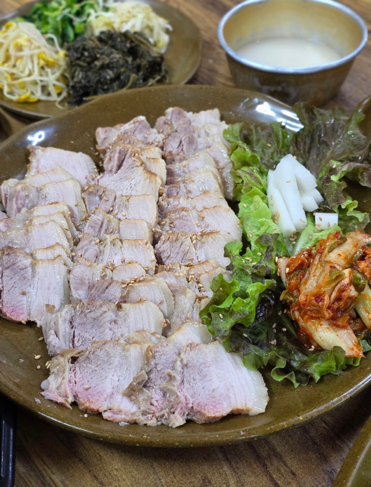  부산 장전동 푸짐한 밑반찬과 보쌈 한상 명주네보쌈