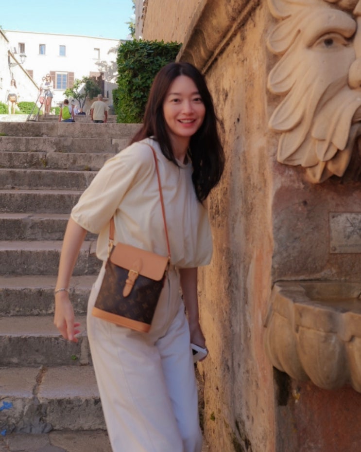  이렇게 시크할 수 있어? 신민아 유럽 여행 패션 백팩 스타일