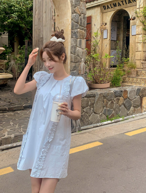  여름 화사한 화이트 컬러로 함께하기 좋은 미니 프릴 반팔 원피스 코디 추천