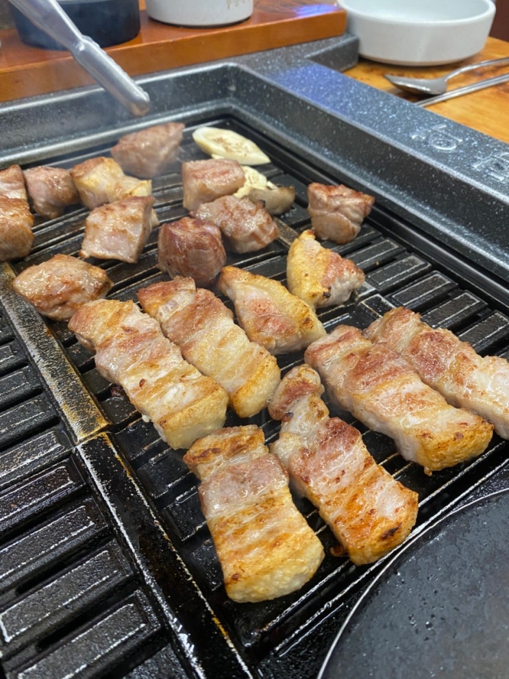  단골 많은 군산맛집 조촌동 종착역 소주1900원 군산소주싼곳 한우육회 삼겹살 목살 냉쫄면 드루와 단체석 마련된 군산회식